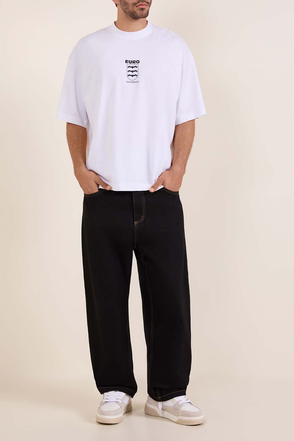 תמונת כל הלוק של חולצת טי